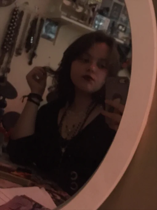 >;P