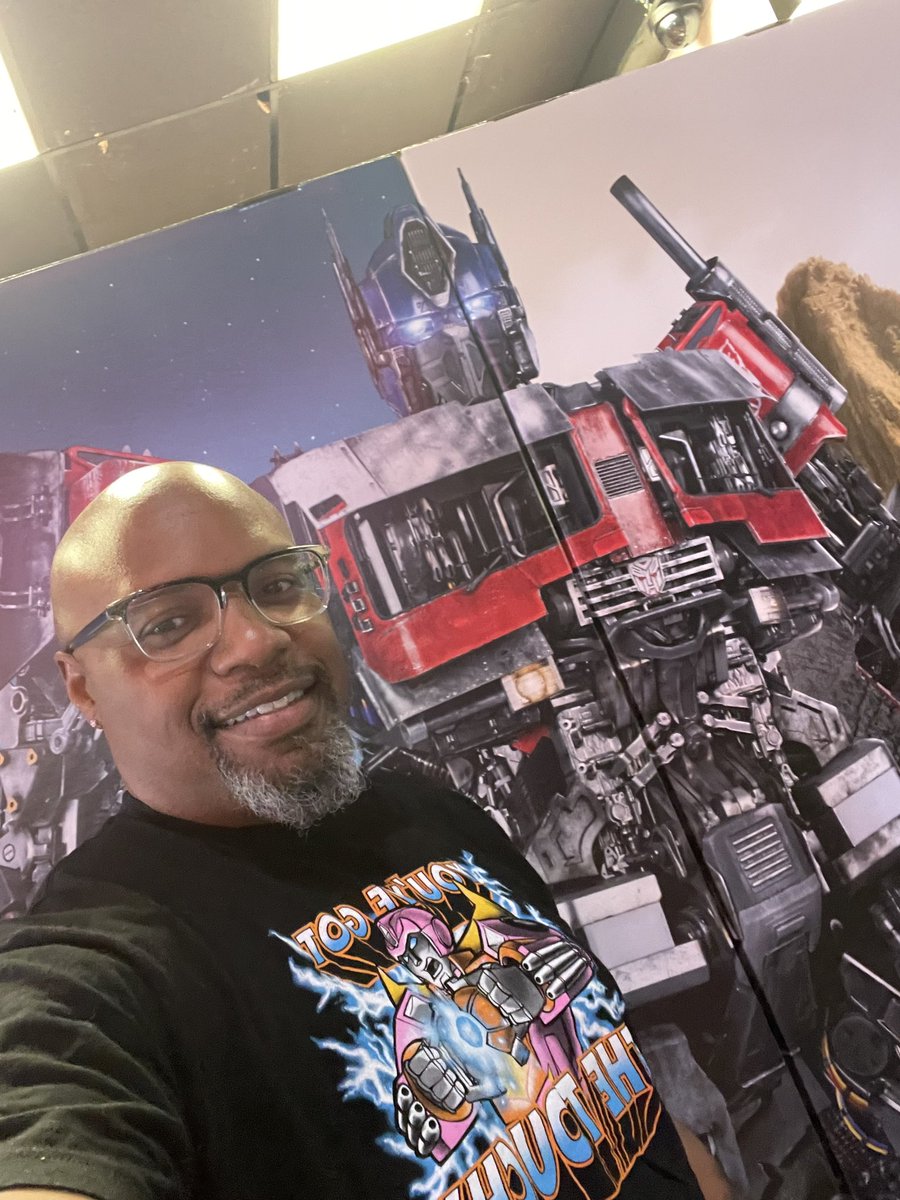 LordLionO1's tweet photo. Bout to hang out with my homeboy Optimus for a couple hours!! Check out the T! Gotta represent!! #TransformersRiseOfTheBeasts #YouGotTheTouch #TSOTD #MovieTime https://t.co/WjrRdecJVO