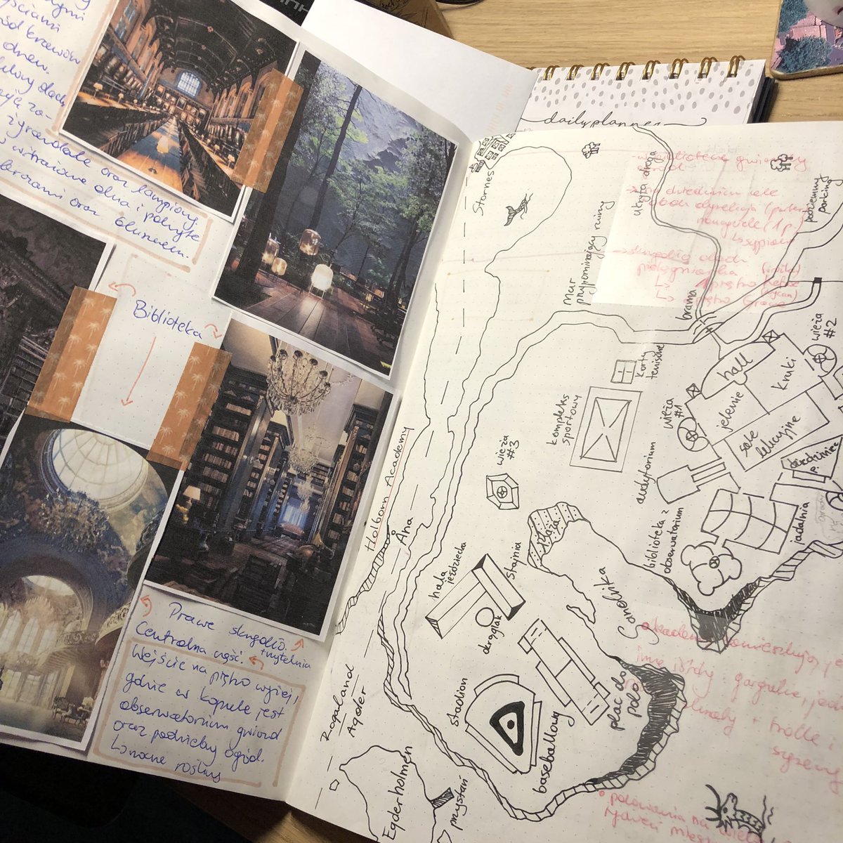 rubyilo_'s tweet image. #twitteroweksiążkary 
Ponieważ książka niedługo stanie się na poważnie książką, chciałam Wam pokazać moje (a przynajmniej ich część) notatki, które sama przygotowywałam ok 2 tygodnie😅 ale mam nadzieję, że się opłaciło 🫶🏻
#fangsnapapierze #ksiazkowemole