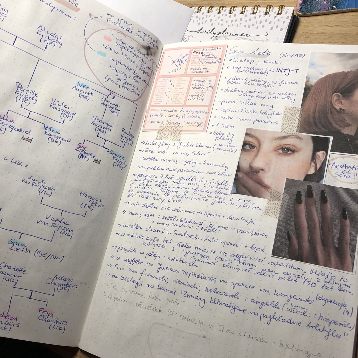 rubyilo_'s tweet image. #twitteroweksiążkary 
Ponieważ książka niedługo stanie się na poważnie książką, chciałam Wam pokazać moje (a przynajmniej ich część) notatki, które sama przygotowywałam ok 2 tygodnie😅 ale mam nadzieję, że się opłaciło 🫶🏻
#fangsnapapierze #ksiazkowemole