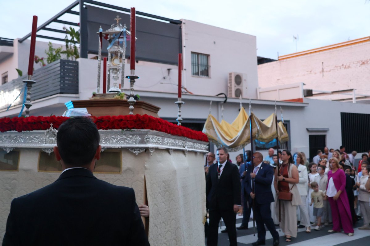SacramentalDN's tweet photo. El paso del Corpus Christi transcurre por la calle Gustavo Bacarisas. https://t.co/p3lHz8gqsp