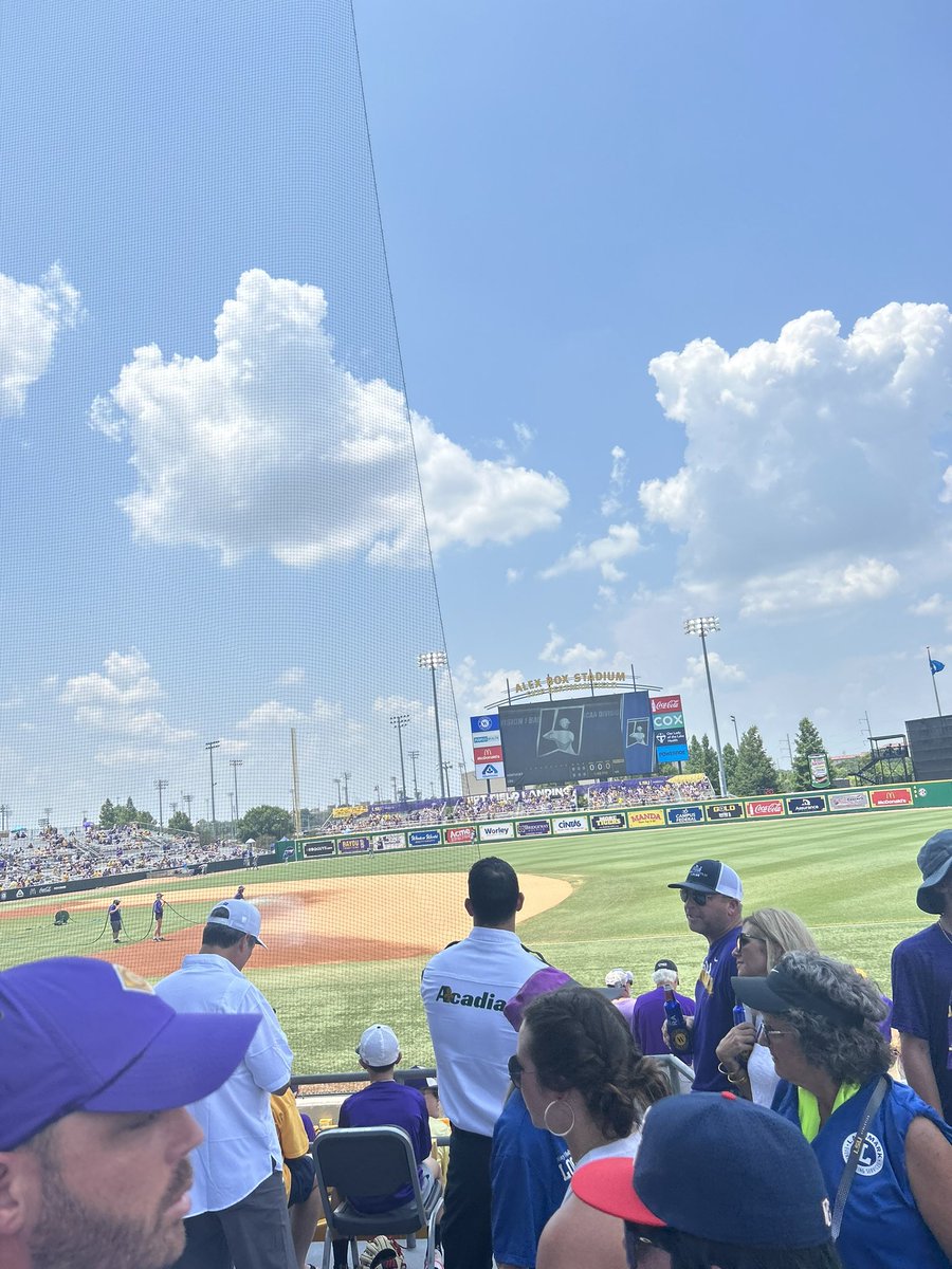 b_leger23's tweet image. Currently in a weather delay at 2:50 for a 2pm start here at Alex Box!! #LSU #NCAA #WeakAF