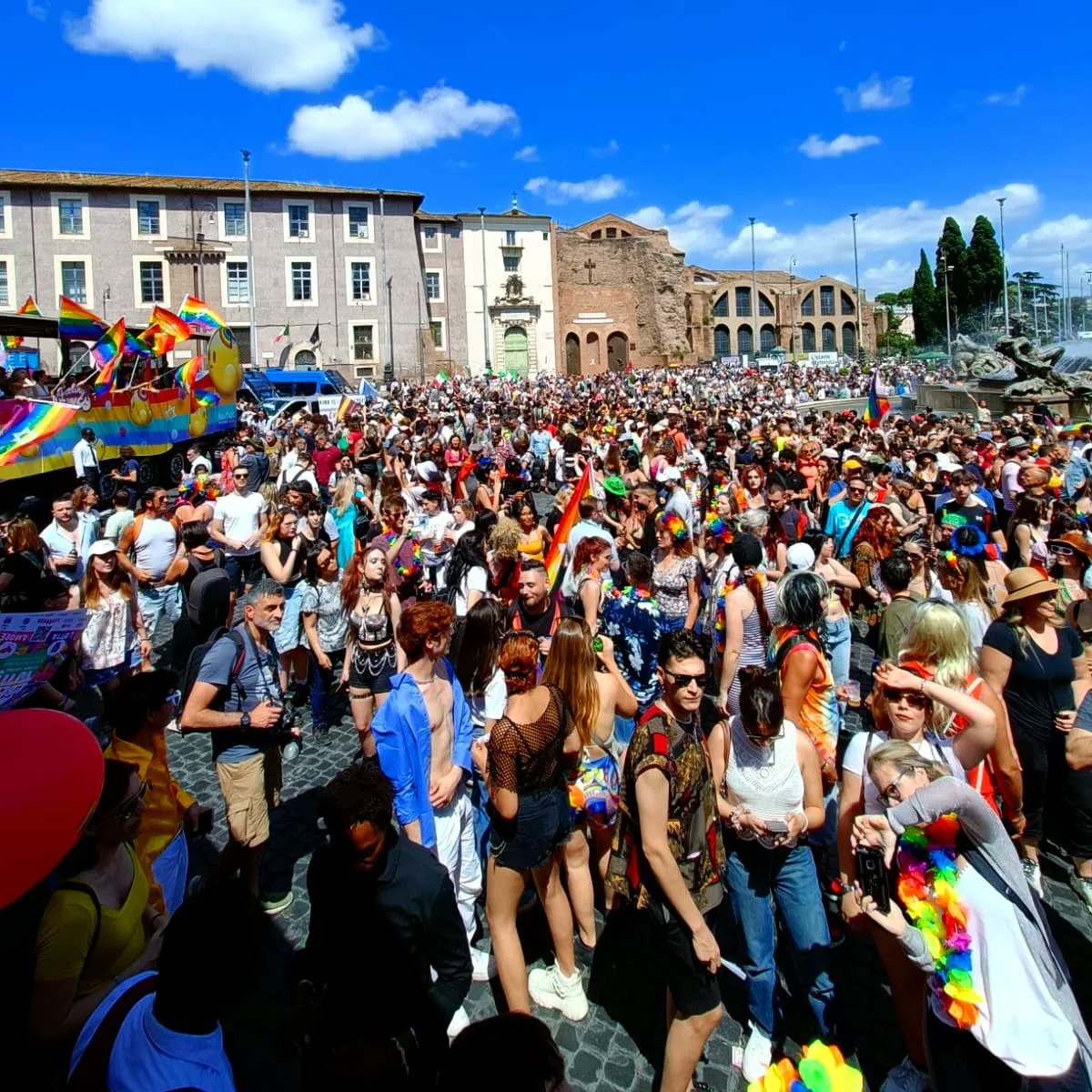 PossibileIt's tweet photo. Niente di cui chiedere scusa.
Da Roma a Genova, da Pordenone a Cuneo, in piazza per i diritti di tuttə.
#RomaPride #RomaPride2023 #pride #fvgpride #liguriapride #cuneopride https://t.co/sgHD7aA5YM