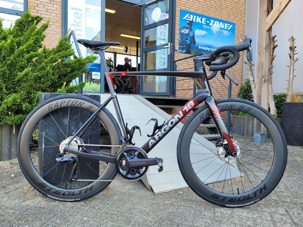 Bijzonder fraaie Argon 18 SUM Pro met Ultegra Di2 12-speed en Stealth Raptor 55 wielset! 👌🏼
Ook weer veel plezier met deze Argon 18 RVV 👍🏼😉
#newbikeday #argon18 #bikezone <a href="/Argon18bike/">Argon 18</a> #newbike