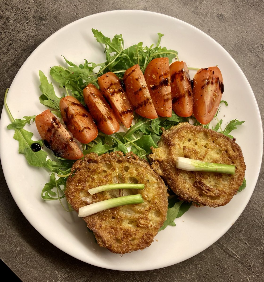 KrisBlackRose's tweet photo. Philip @PhilipH12209709 always tells me I make posh food 😅 but voilà, tonight I made simple, cheap, delicious #FrenchToasts out of my « tired » bread at home, with #onions #tomatoes #arugula from the local farm. #nofoodwaste https://t.co/0OcDdmEjrv