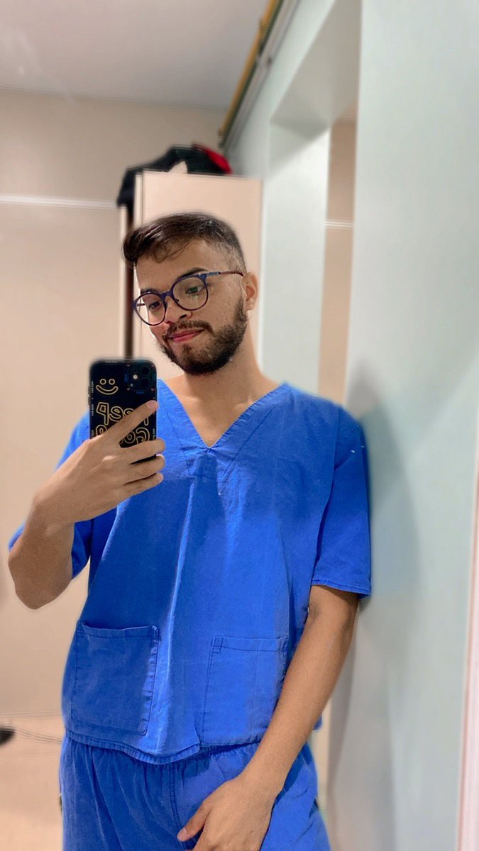 theerochaa's tweet photo. Com uniforme 🩺 / sem uniforme 🌊 https://t.co/NbXVubFZwq