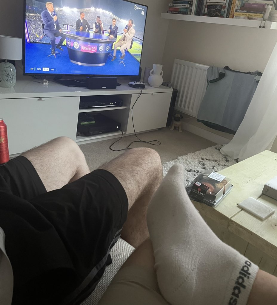 Norfolk_Master's tweet photo. Who else is kicking back and watching the Champions League Final this evening?? ⚽️🧦👀 #Whitesocks #Socks #Sweatysocks #Smellysocks #Feet #Footworship #Guysfeet #BiNorfolk #CuriousGuy #GayNorfolk #GayNorwich #Findom https://t.co/OcPFlbGPzY