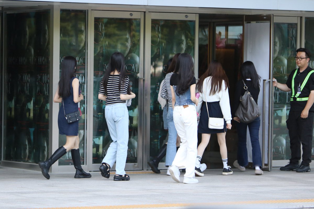[📸] SM female trainees spotted entering Taeyeon’s The ODD OF LOVE concert in South Korea! 

#SMNGG #SMTRAINEES
credits to the owner for the photos 🥰