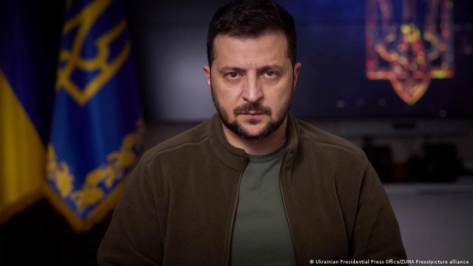 dw_russian's tweet image. "Позорное равнодушие" к катастрофе на Каховской ГЭС есть "на некоторых уровнях в мире", заявил Зеленский в видеообращении. Международные организации, призванные спасать жизни, все еще не могут сформировать и отправить спасательную миссию на оккупированную территорию, указал он