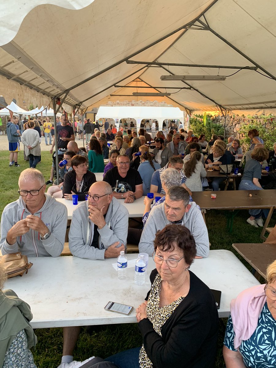 StollSteph's tweet photo. Bev hor yezh ! 
Fenoz e Tregastell evit Gouel an hañv gant degadoù a dud a youl-vat skolioù @DiwanLouaneg @DiwanLannuon ha klasoù @DivYezhBreizh Tregastell
Ha kantadoù a dud o debriñ hag o tañsal 
#stourm bepred
Klemmichal james 
#bzhg https://t.co/SAtBANj6Hc