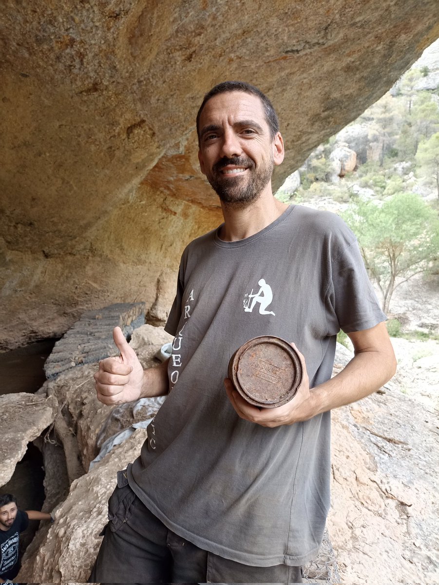 neolithicwmed's tweet photo. Cómo es la arqueología que hoy nos ha regalado en la limpieza del yacimiento de Coves del Fem, una lata de Nesquik Instantáneo Gran Reserva. De qué década será? @Nestle_es nos lo dirá? @Nesquik 
#arqueologia #covesdelfem #tarragona https://t.co/CJlErHkl71