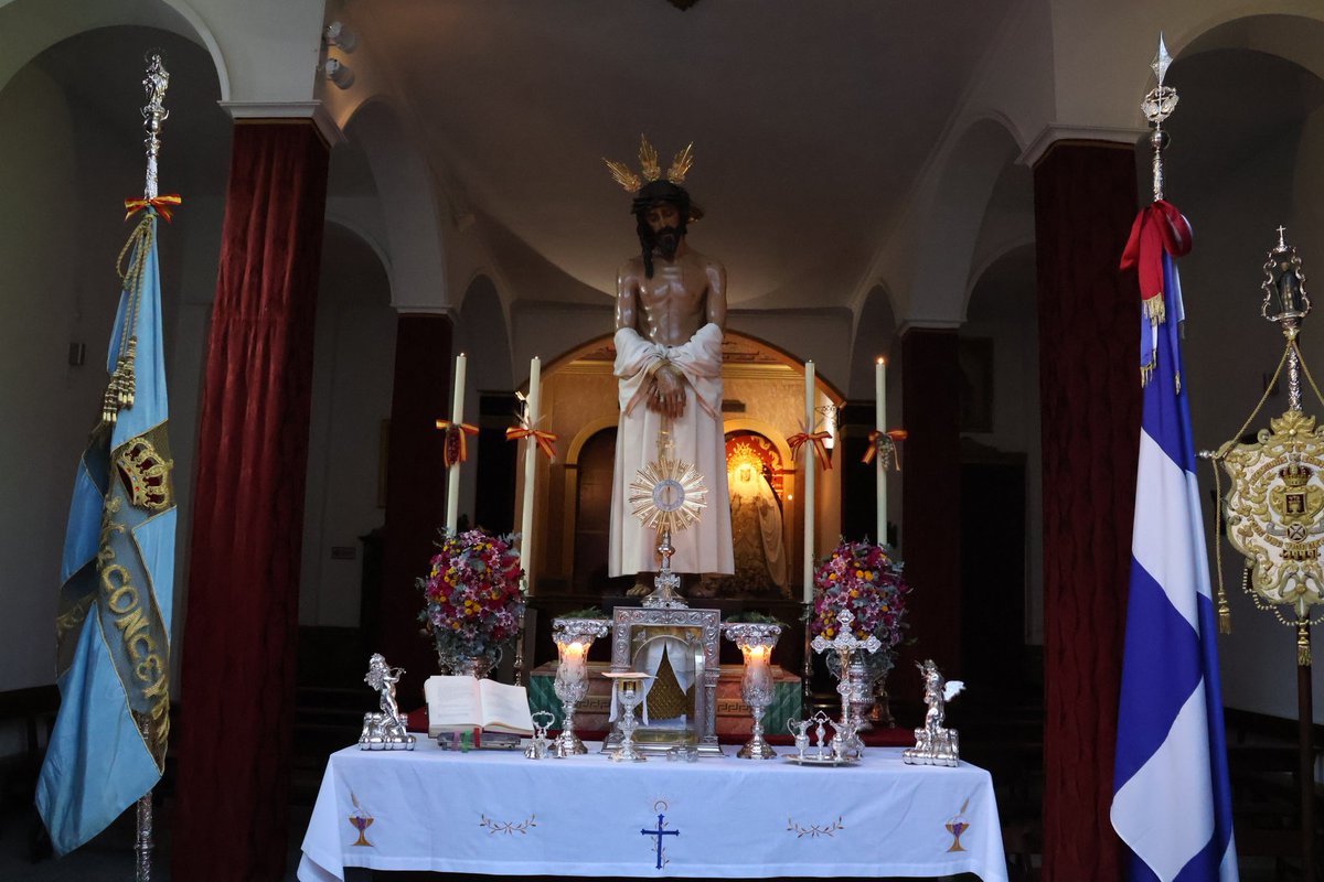 SacramentalDN's tweet photo. El paso del Corpus Christi transcurre por la calle Gustavo Bacarisas y se detiene ante el altar montado por nuestros queridos hermanos de @SantaCruzDH https://t.co/PY75Sd89IL