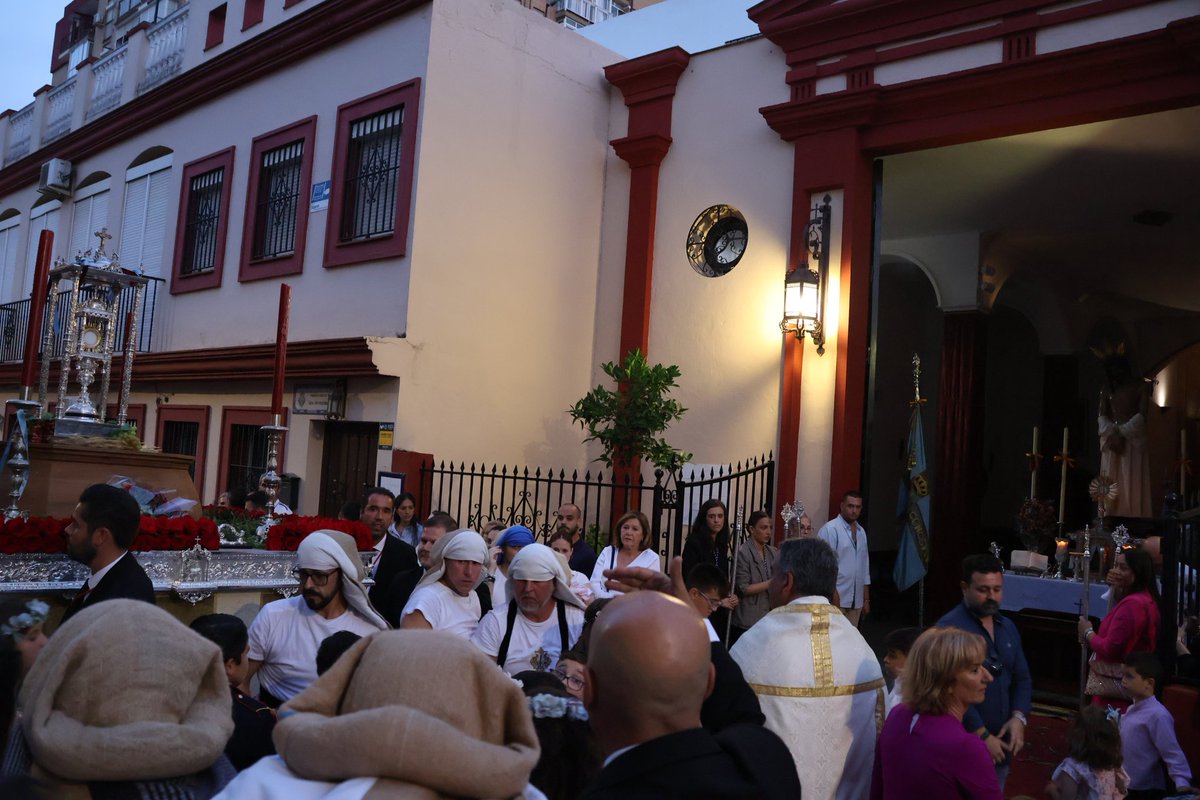 SacramentalDN's tweet photo. El paso del Corpus Christi transcurre por la calle Gustavo Bacarisas y se detiene ante el altar montado por nuestros queridos hermanos de @SantaCruzDH https://t.co/PY75Sd89IL