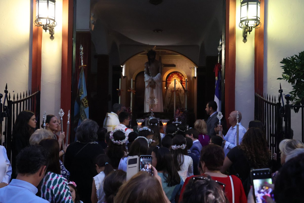 SacramentalDN's tweet photo. El paso del Corpus Christi transcurre por la calle Gustavo Bacarisas y se detiene ante el altar montado por nuestros queridos hermanos de @SantaCruzDH https://t.co/PY75Sd89IL