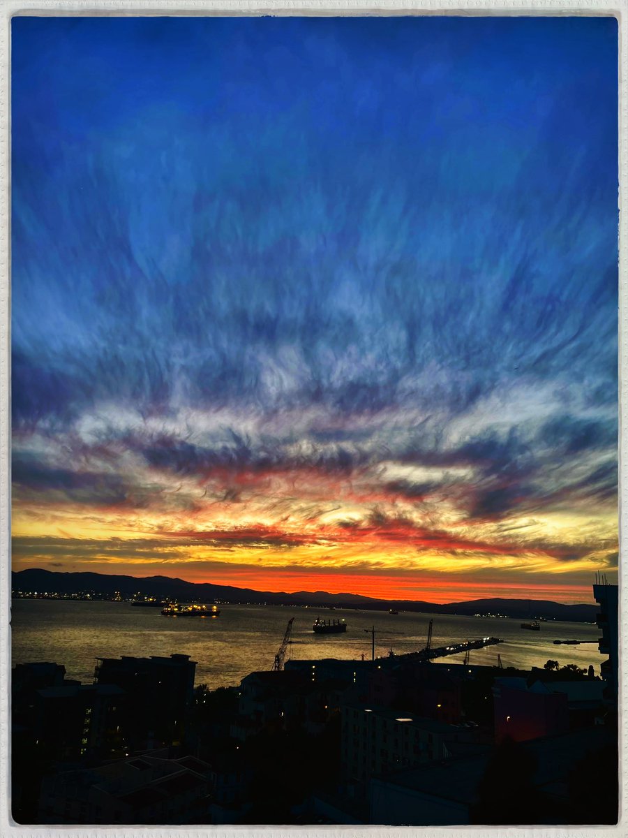 Unusual clouds and a lovely sunset  <a href="/MeteoGib/">MeteoGib</a> #Gibraltar