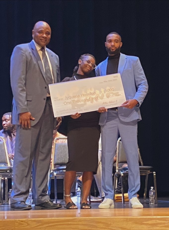 MiltonHolmes11_'s tweet photo. Second year of the Annual #UpInRank👨🏾✈️ Scholarship Fund. Congratulations to the recipients. Continue to be great and leave your mark in this world 💚. God Bless 🙏🏽 #CarryOn https://t.co/wfmfJexdzm