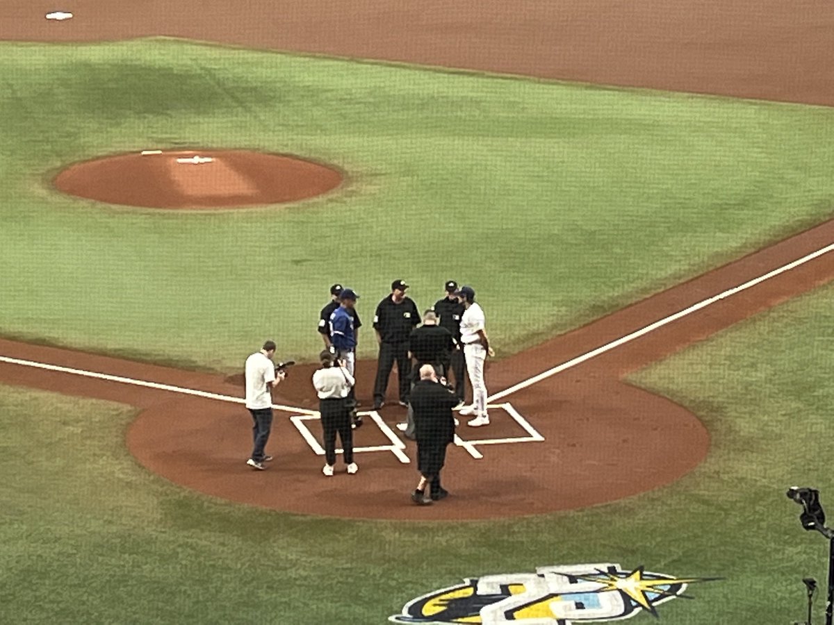 Lowe brothers exchanging lineup cards before #Rays-#Rangers game