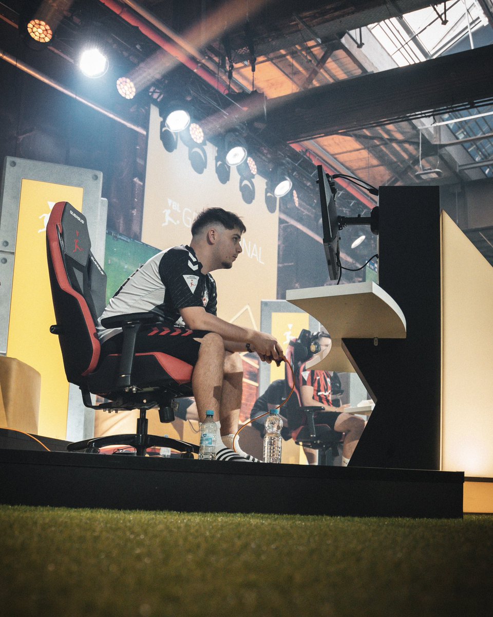fckoeln_esports's tweet photo. 𝐊𝐧𝐨𝐜𝐤 𝐨𝐮𝐭𝐬, Baby! 💥👊

Let’s Go! Denis beendet Tag 1️⃣ mit 3-1 in der Swiss Round und konnte sich vorzeitig für die K.o.-Phase qualifizieren 🤩
___
| #VBLGF |  #VBL |  #effzeh | https://t.co/KRjGp1QHeP