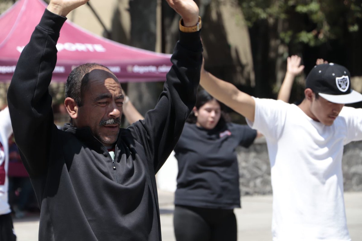BoxeoCDMX's tweet photo. ¡Tlalpan entrena con todo! 

Las y los habitantes de la Alcaldía Tlalpan entrenaron junto con el campeón David “Rey” Picasso rumbo a la Clase Masiva de Box 2023 que se llevará a cabo el sábado 17 de junio en el Zócalo de la Ciudad de México. https://t.co/quEcma0CJw
