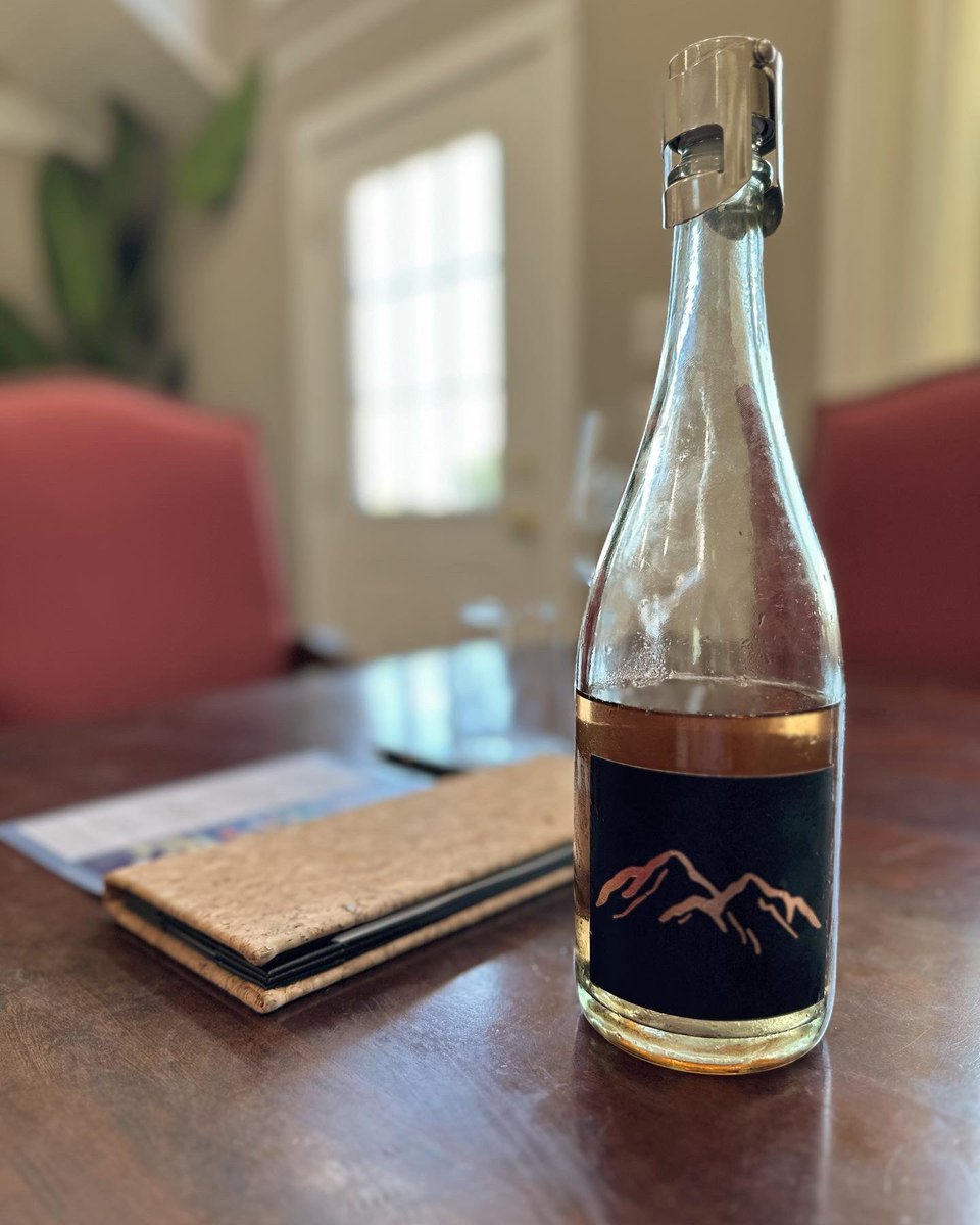 SerranoWine's tweet photo. Enjoying national rosé day with our sparkling Pinot noir rosé!! https://t.co/tsHqIuO9cT