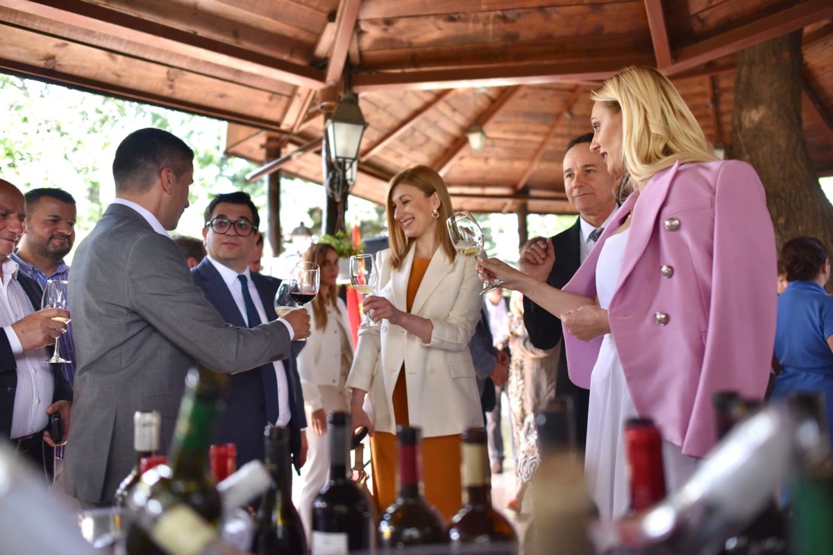 SRBinNMacedonia's tweet photo. Minister of Agriculture, Forestry, and Water Management of 🇷🇸 Jelena Tanasković, and Ambassador of 🇷🇸 to 🇲🇰, Nevena Jovanović, attended the introduction. They extend a warm invitation to all present, calling them to be a part of this esteemed gathering. #WineVision #OpenBalkan https://t.co/dUJ7wXUhAF