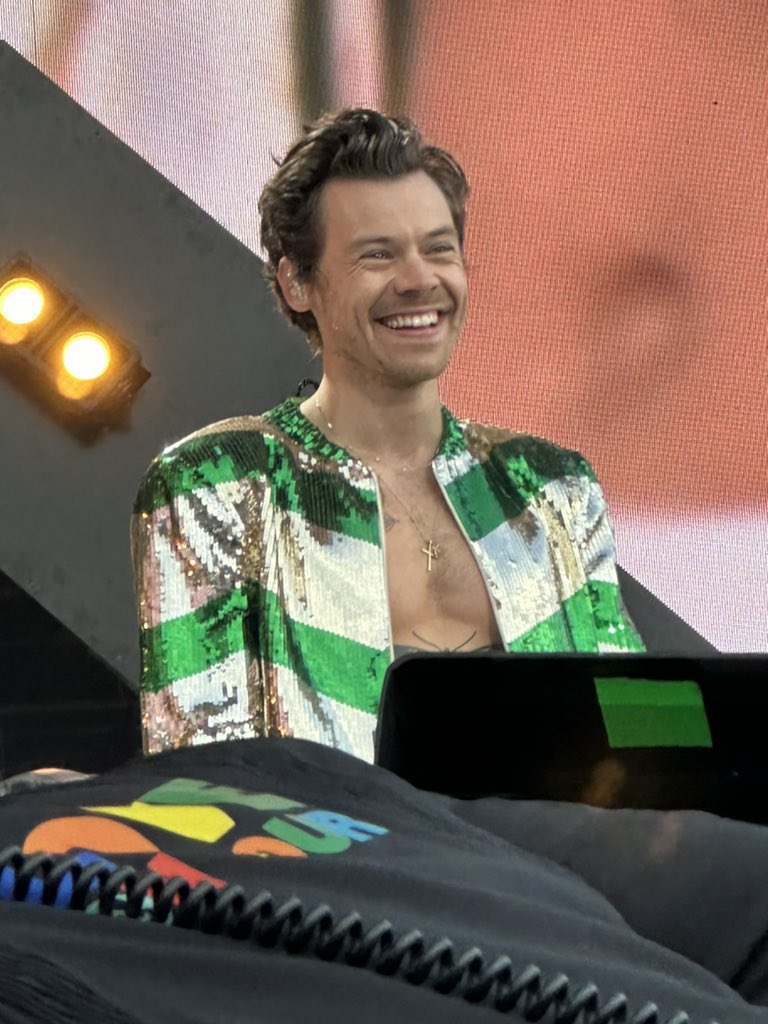 HSFEATURES's tweet photo. After selling out Slane in just 17 minutes, Harry Styles is the first solo artist since the 80s to play at Slane Castle in Ireland after being invited to do so. The capacity is 85k! https://t.co/FIcHxR7jIl