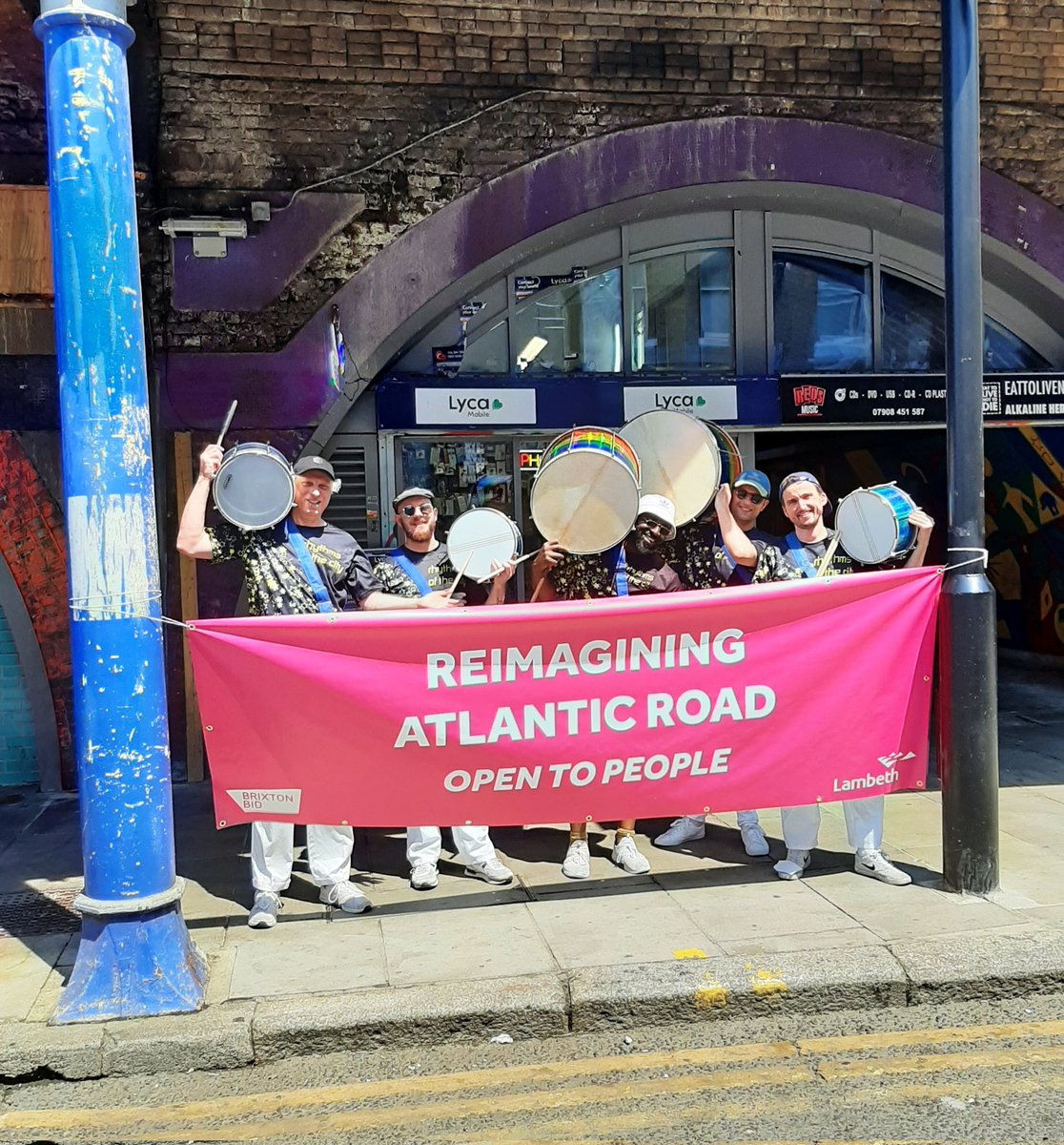 LambethStreet's tweet photo. And when it got real hot we were there with water and lollipops which went down a treat.  
Come tomorrow and samba with the band or watch a movie in the pop-up cinema under the station at 5 or 7pm. #AtlanticRoad #LFA #Lambethweloveyou @BrixtonBID https://t.co/FNjfMUPkPF