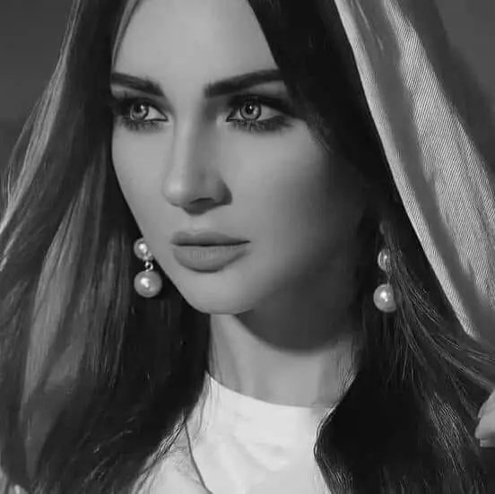 ليس كل من ضحك يعني  سعيد وليس كل من تأنق يعني مرتاح 
هناك من يكتم اوجاعه بقلبه كي لا احد يشفق عليه ..