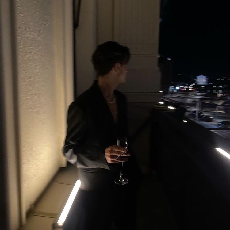 junartlc's tweet photo. #Jikook au  ⊰  $  ⊱  Debt 

Aonde Jimin pega um empréstimo de 360 mil de um agiota famoso, não conseguindo pagar sua dívida. Ou aonde; Jeon entra na chocolataria toda destruída de Jimin após os capangas do famoso agiota tê-la destruída. https://t.co/dF8edfFx7c