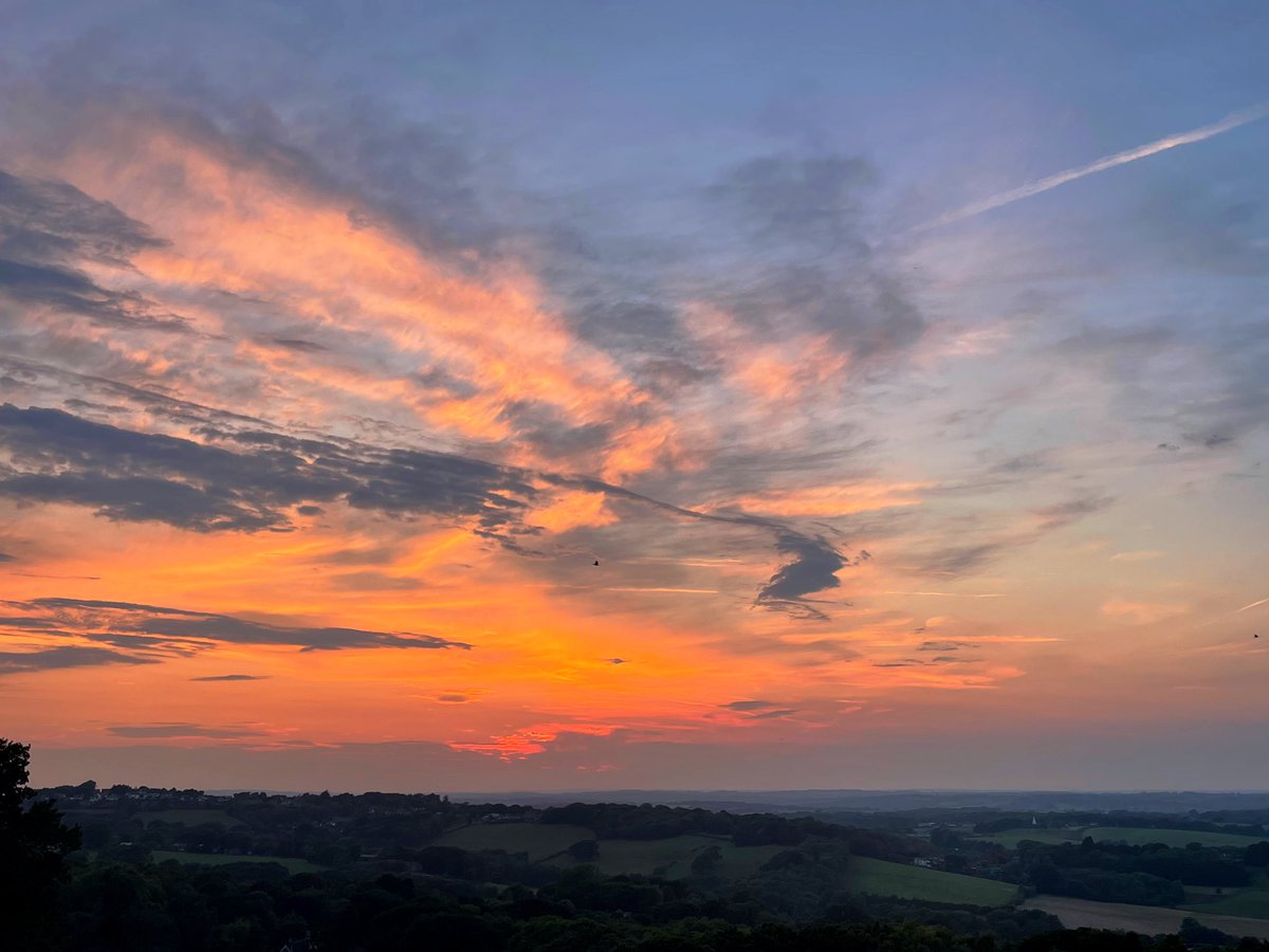 The sun bids goodnight here in #EastSussex #sunset #SweetDreams 🌙✨ ♥️