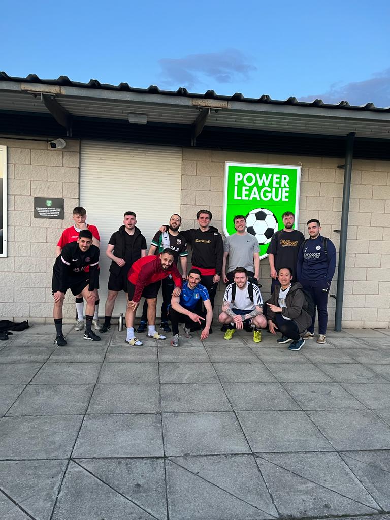 En Manchester, partido multicultural, con un Romano disfrutando. #RomanosPorElMundo