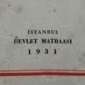 Bu para 1880 Yılında Abdülhamid tarafından bastırılan 1 Osmanlı Lirası

Üzerinde 4 köşede Osmanlıca, Yunanca,Fransızca, Ermenice  
"Bu para Kostantiniye'de basılmıştır"  yazar. Bu ezikliği başka hiçbir imparatorluk yapmazdı. Rus çarı, kendi parasını Rusça, Britanya imparatorluğu