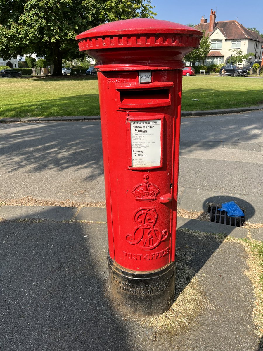 Little bit of a late entry in the day for #PostboxSaturday but this is the closest post box to my house growing up as a kid and I still love to send letters from it whenever I visit my parents.

Also a slightly overdue picture for my #penpalooza post too 📮✉️