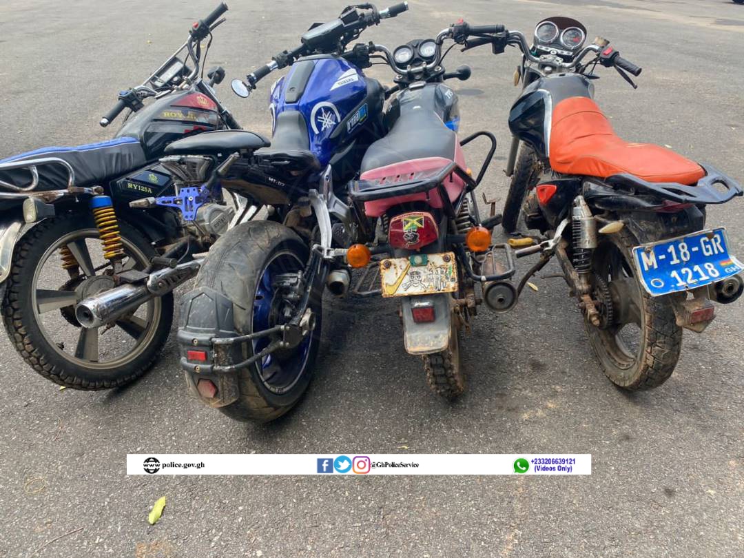 GhPoliceService's tweet photo. POLICE ANTI-ROBBERY AND ANTI-LANDGUARD OPERATION IN BORTIANOR AND SURROUNDING AREAS: FIVE SHOT, FOUR WEAPONS RECOVERED https://t.co/vQw4wLid01