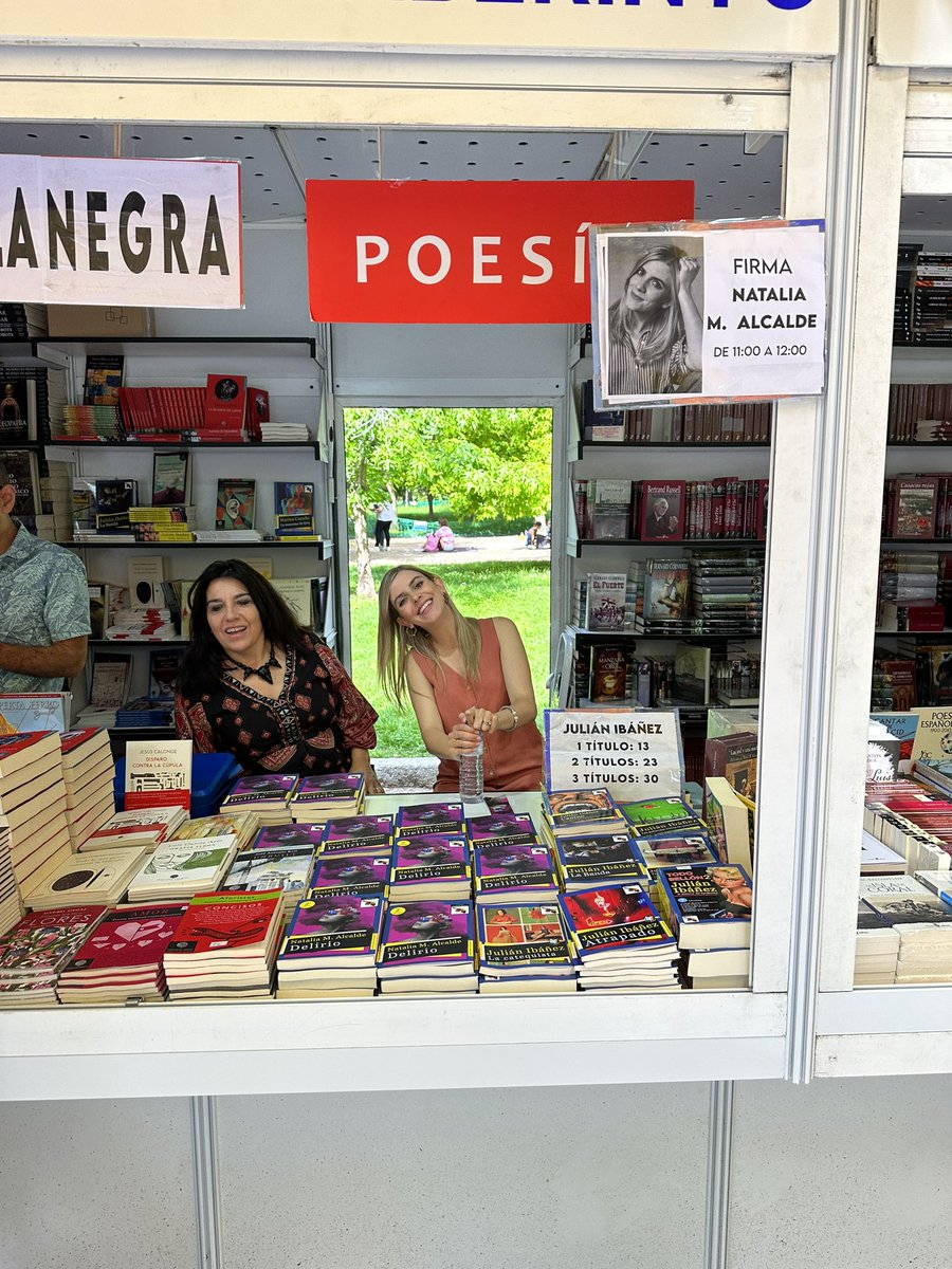 Una vez al año el Retiro se llena de editores, libreros, escritores y lectores para celebrar a los libros. 
Y ahí estuve firmando mi primera novela, “Delirio”, en la caseta 108 con <a href="/LaberintoAres/">Cuadernos del Laberinto / Alicia Arés</a> ☀️🍀