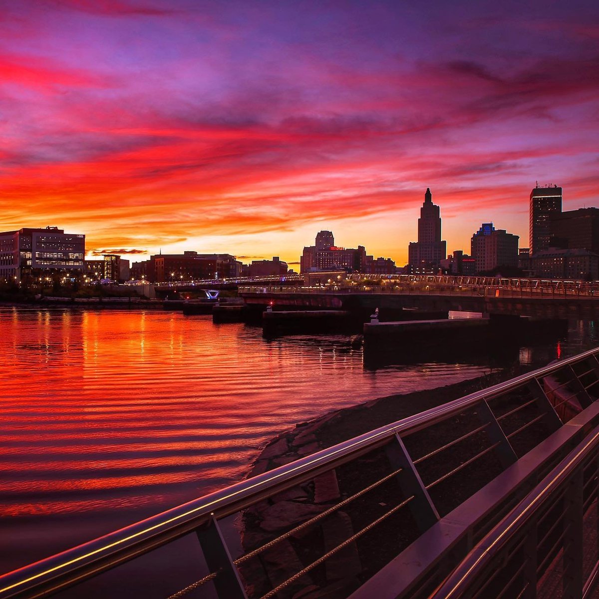 ProvidenceRI's tweet photo. Check out this AMAZING sunset in Providence!
📸: @hillary4297 on Instagram
Check out https://t.co/0s73ik0AFz for more amazing photos #goprov #gopvd https://t.co/eiWtKwRMkl