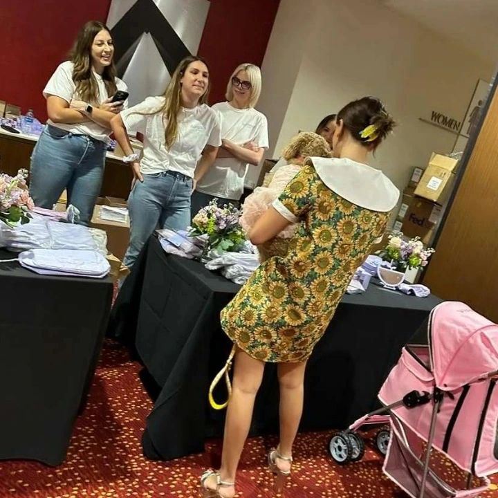 milliebbrownbrs's tweet photo. EVENTOS 🌟 Millie Bobby Brown levou alguns animais da instituição de adoção Joey's Friends para serem adotados na Stranger Con em Atlanta, Georgia 🥹🤧🐶 #strangerconatl https://t.co/yCTdpF1SCM