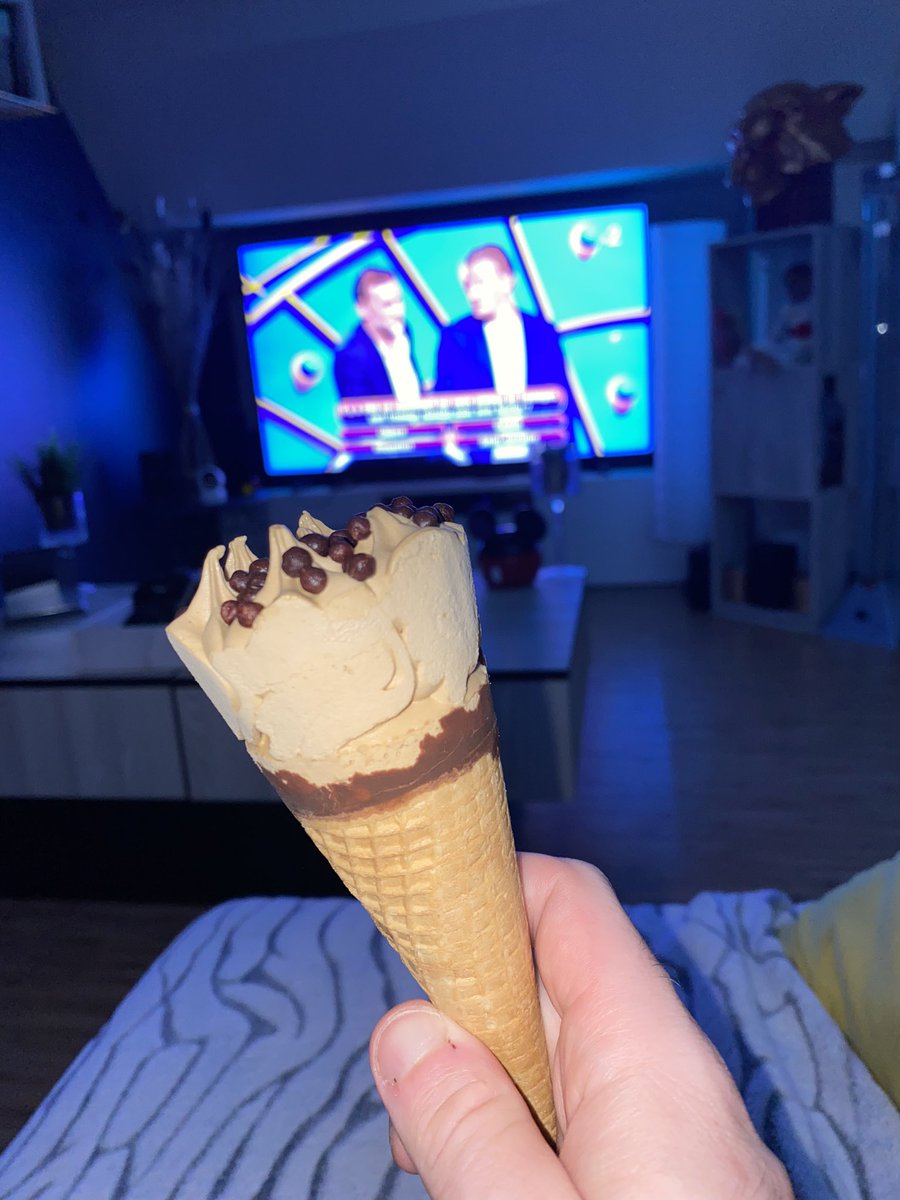 Une bonne glace 🍦devant #100POUR100France @BrunoGUILLONOff @France2tv