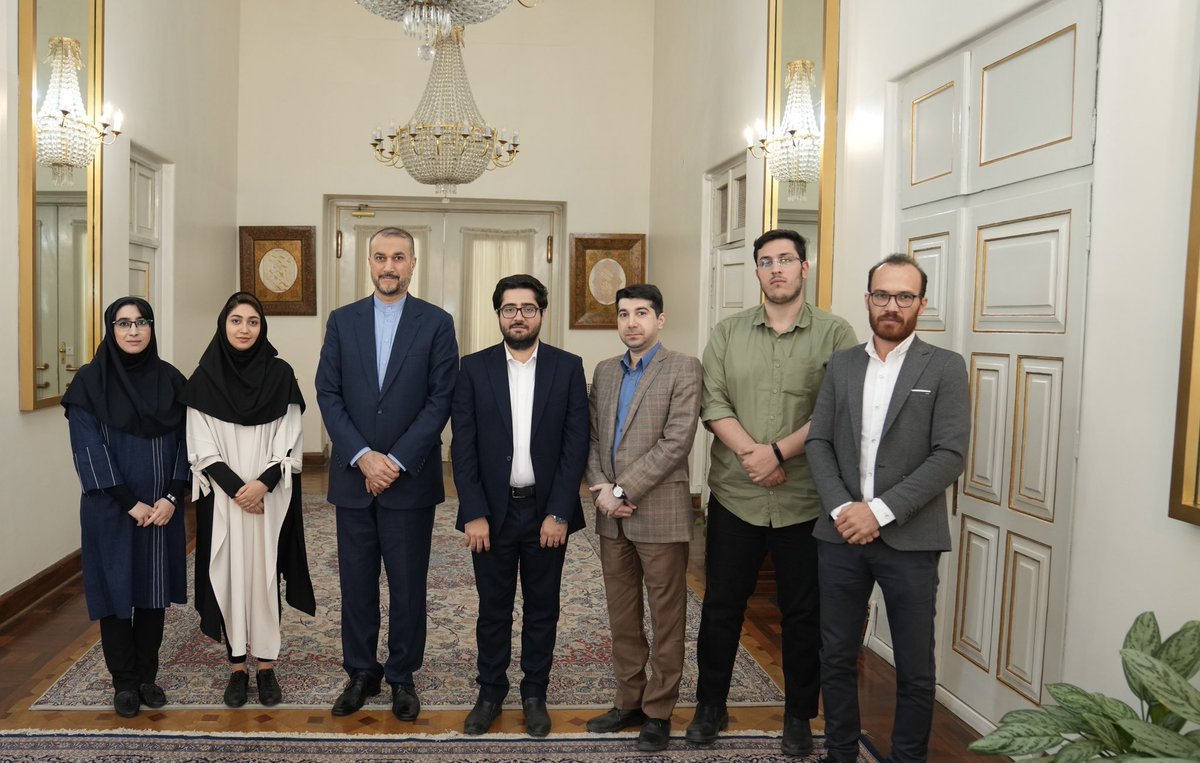 «شنیدن» و «تبادل نظر» عمیق‌ترین ثمره‌ای است که برایم از کلاس‌ درس به یادگار می‌ماند.
این ترم هم در دانشگاه تهران گذشت؛ اما شوق آموختن، دغدغه‌مندی برای ایران و حتی انتقادهای بی پرده و پیشنهادهای عالی دانشجویانم، همواره مایه‌ی #امید و #ایمان به پیشرفت ایران عزیز است.