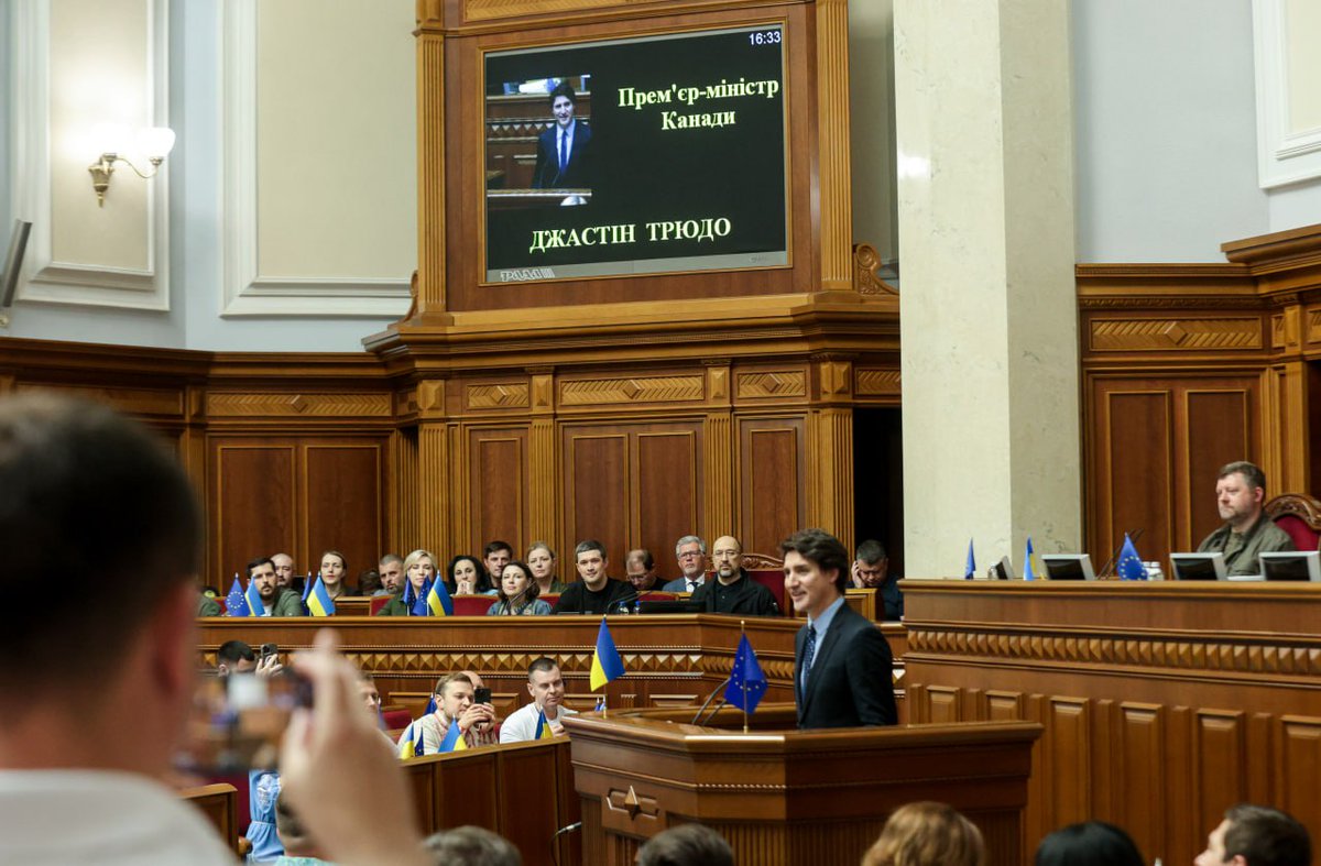 Very important speech by <a href="/JustinTrudeau/">Justin Trudeau</a> in 🇺🇦 Parliament. Canada will stand by Ukrainians as long as it takes. A new $400 million military assistance package. Grateful to the government and people of 🇨🇦 for standing with 🇺🇦, standing for justice and democracy. Together we'll win.