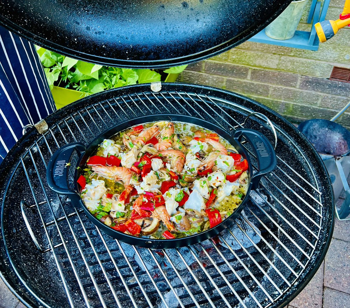 bryce_isobel's tweet photo. Summer lovin’ 🎶 lovin’ Summer. #JuneDays #SummerNights #Cornwall #barbecues #eatingoutdoors https://t.co/qFG8fXgMVj
