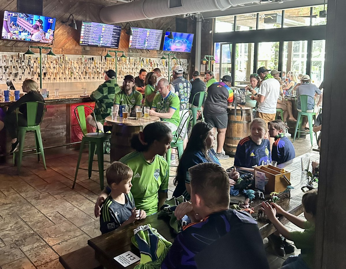 Tbrown493's tweet photo. Nothing like a bar in downtown Charlotte, NC packed full of @SoundersFC fans prefunking for the match later and watching the UCL final! #beatcharlotte https://t.co/GH1RLke6U7