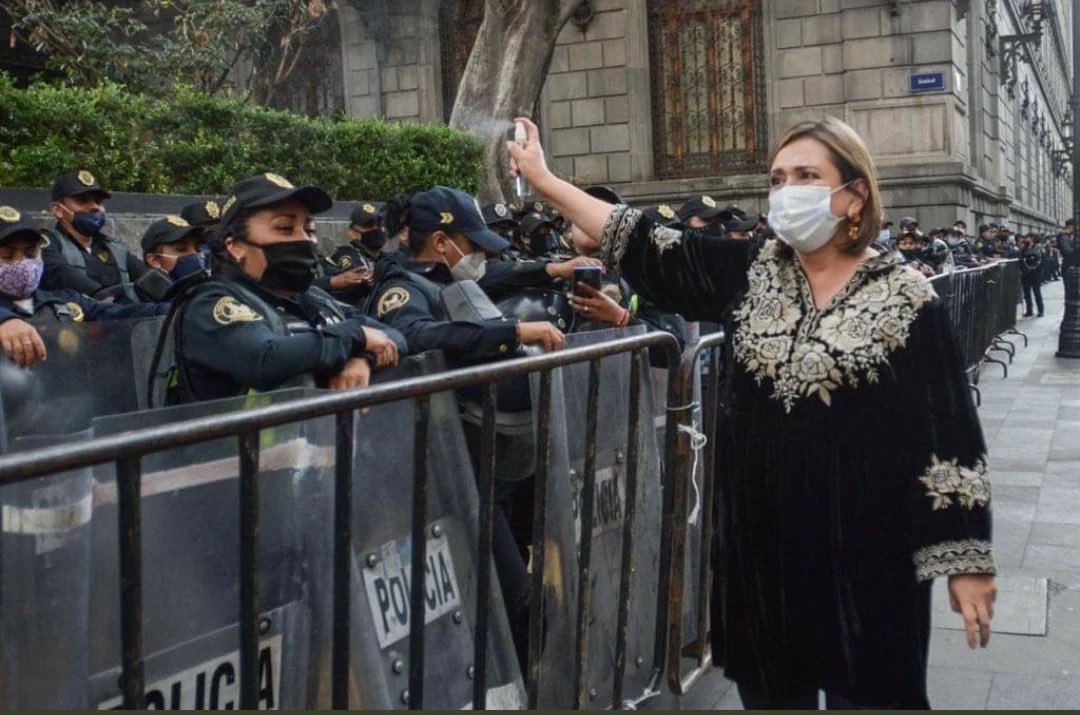 Ernesto29635025's tweet photo. Dice @XochitlGalvez : AMLO mandará provocadores para impedir mi ingreso a la mañanera.
Sin palabras. https://t.co/ug1mhomUl3