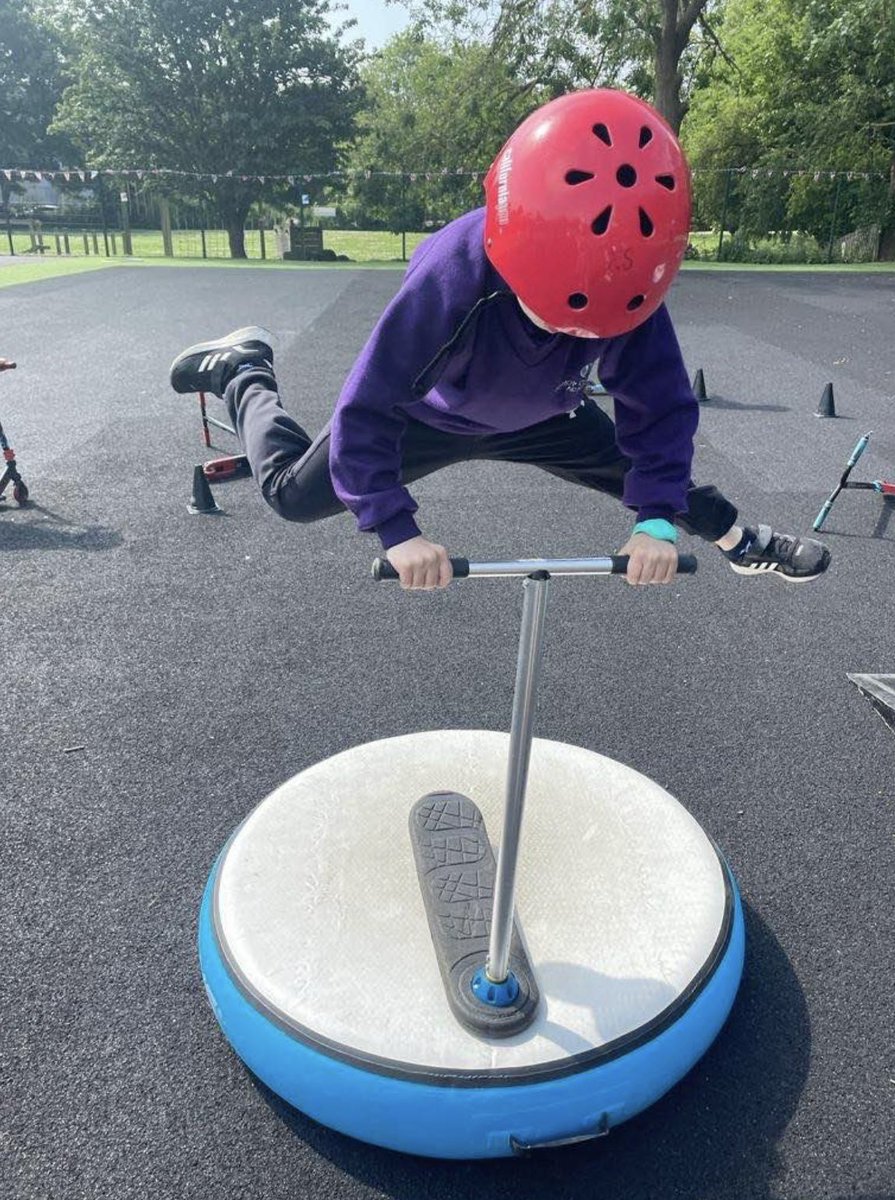 BCA_Academy's tweet image. More pics from yesterday’s fantastic scooter workshops with Terry from @MikeBMXAcademy What a way to spend a Friday! #growthmindset #flearning I can’t do it… yet! 👏🏻👏🏻👏🏻@GreenwoodAcad #sweatandsmiles