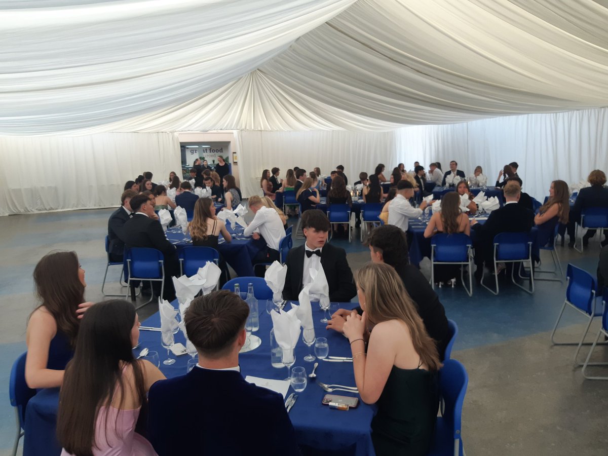 djbecosse's tweet image. Delightful evening with the wonderful @StrathallanSchl Lower Sixth at their Formal Dinner Top food from Chef Bruce &amp;amp; the @SodexoGroup team Great camerarderie, laughter and memories #StrathCommunity #FriendsForLife #SteppingUp #iloveboarding @BSAboarding