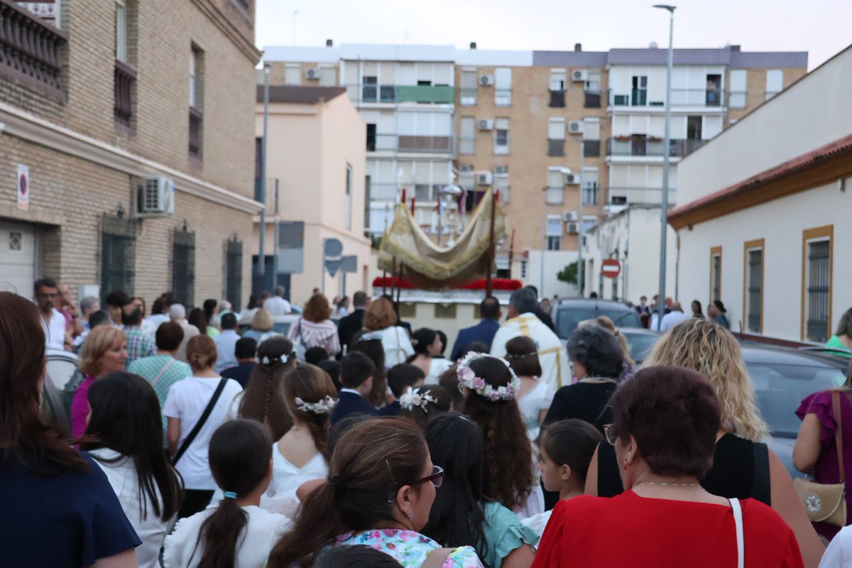 SacramentalDN's tweet photo. Agradecemos a todos los participantes y representaciones de los distintos grupos parroquiales su asistencia y colaboración por el buen transcurrir de la procesión. Alabado sea Jesús Sacramentado. https://t.co/PO60WEz82U