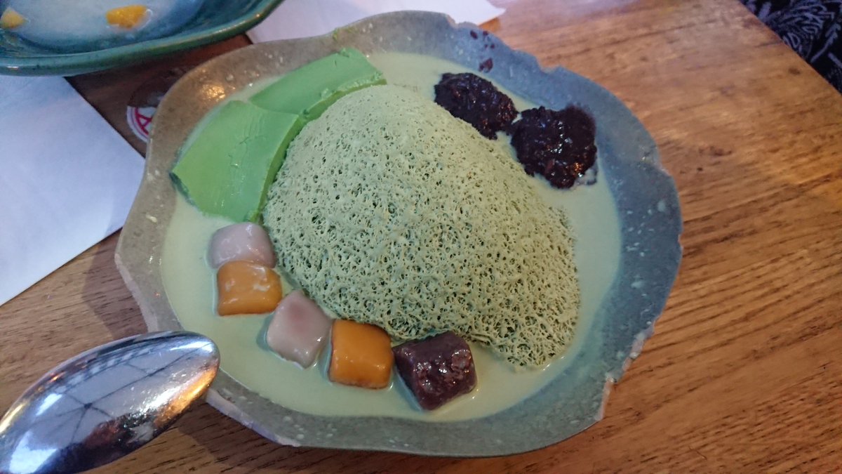 upnke's tweet photo. What is happiness? Happiness is commander deux desserts par erreur et finir les deux après le plat 😂 https://t.co/N73dBhvxPY