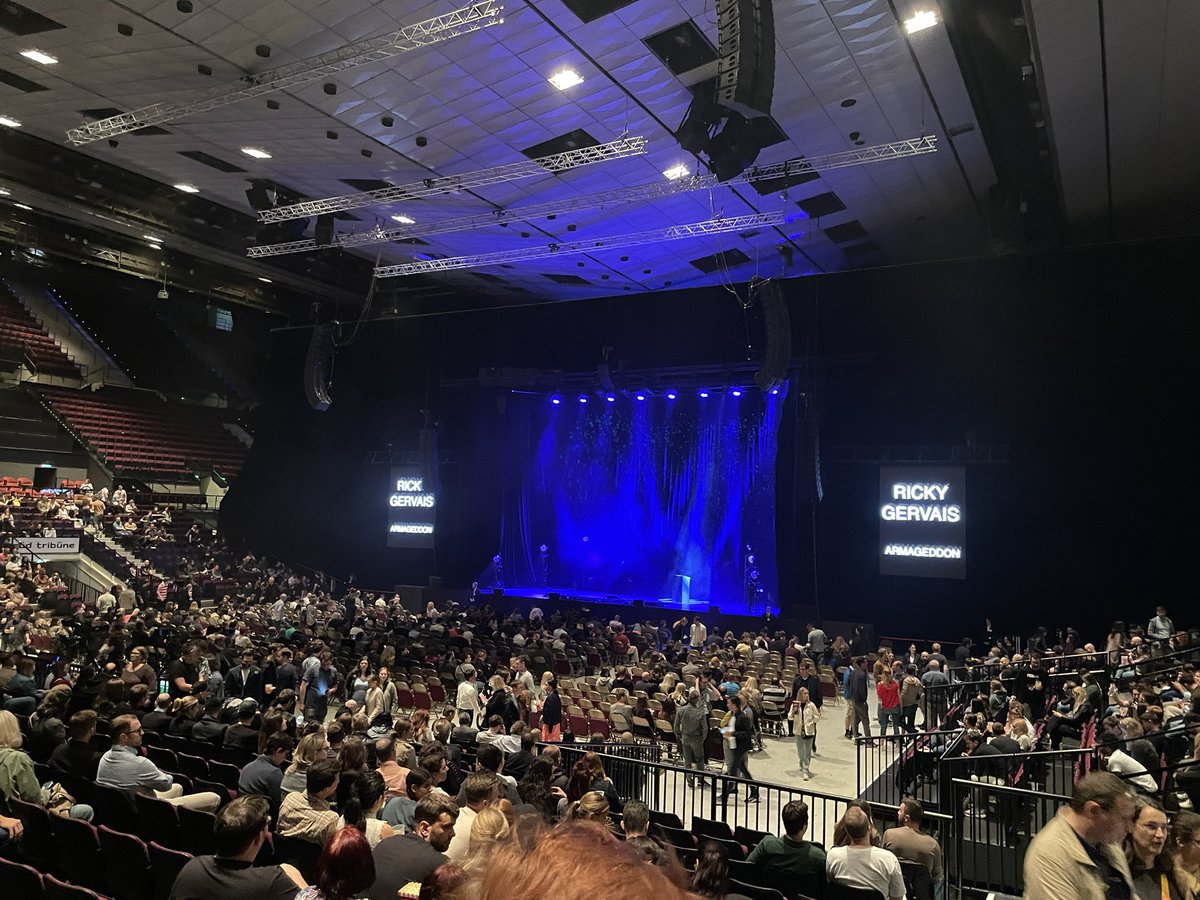 erdemyildizMD's tweet photo. Great show @rickygervais and @SeanMcLoughlin 🤩 - Please do come every year to Vienna. Fun facts on how to get a puppy as a child and buying horses today 😂 🤣#Armageddon #comedy https://t.co/bRx4jfnaaW