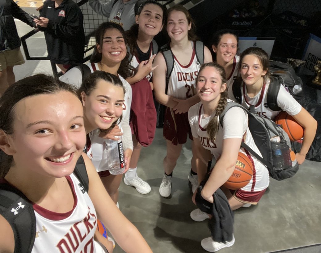 MTEliteDucks's tweet photo. MTE Ducks Diamond complete the undefeated Saturday @GymRatCHALLENGE w/ two +20 wins over Maryland Lady Hoopmasters &amp; New York Grit! Diamond used a relentless pace, lockdown defense and incredible unselfish passing in the wins! #MTEDFamily #SpaceandPace #NotDoneYet #WantItMore https://t.co/UPZpKsfpcN