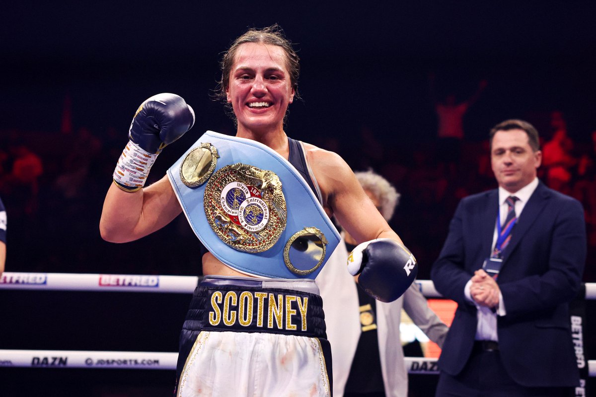 Ellie Scotney is a World Champ. 🏅

#EdwardsCampos is LIVE on DAZN.com